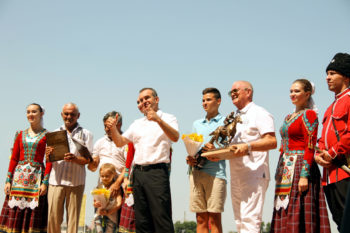 Губернатор Кубани Вениамин Кондратьев наградил лучшего наездника главных скачкексезона.