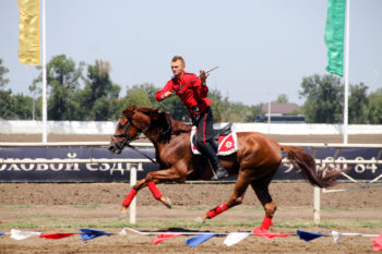 Заточенная шашка и быстрый конь - главное подспорье настоящего казака.