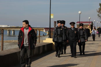Казаки-дружинники совместно с полицией патрулируют набережну. города Сочи