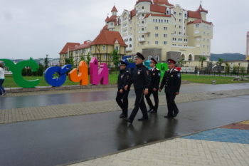 Сотрудники полиции обходят территорию парка с дружинниками Екатеринодарского РКО