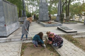 Уборка памятников Братская могила ВОв Голубицкая