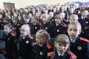 Казачата поют гимн школы