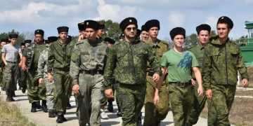 Молодые казаки прошли огневую подготовку в станице Раевской. 19 августа 2022 года на учебном полигоне собралось 1200 казаков Первой Таманской казачьей дивизии.