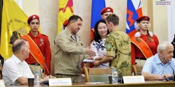 Члены ВПК «Святогорец» получили дипломы о первом прыжке с парашютом и значки