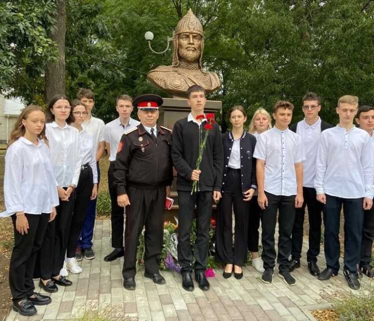 День Александра Невского отметили в казачьей школе