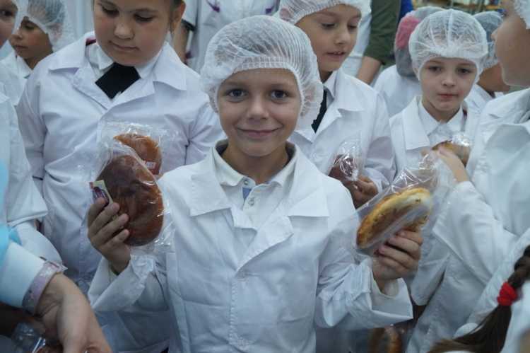Казачата 2 «В» класса, армавирской школы №18 побывали на экскурсии на хлебокомбинате «Лавина».