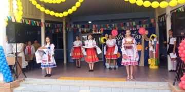 1 сентября в МОБУ СОШ №28 имени Героя России С.Н. Богданченко ст. Вознесенской Лабинского района Краснодарского края прошло по казачьим традициям