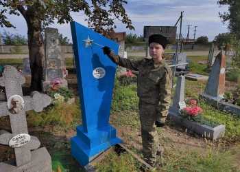 Казачья молодёжь Калининского района ухаживает за памятниками участников ВОВ