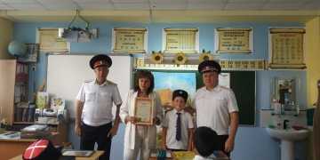 Казаки-наставники поздравили учительницу казачьих классов с юбилеем