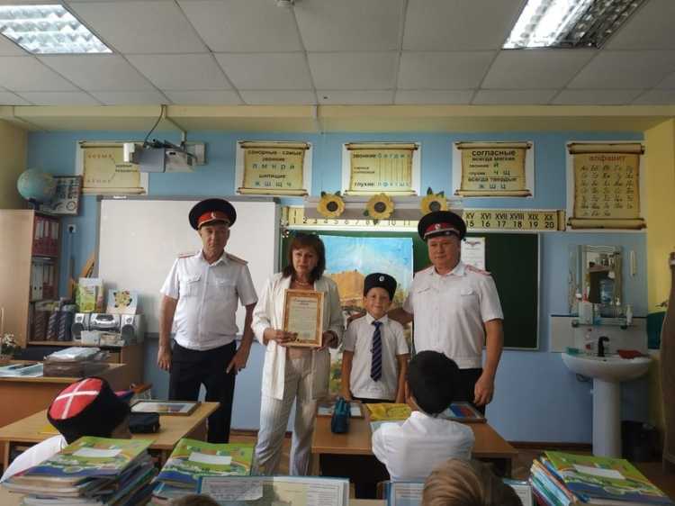Казаки-наставники поздравили учительницу казачьих классов с юбилеем