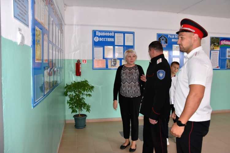 Руководитель Абинского МО СКМК посетил казачьи образовательные учреждения района