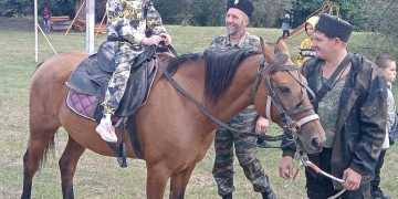 УЧИЛИСЬ ДЕРЖАТЬСЯ В СЕДЛЕ