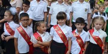 В День знаний казаки Центрального РКО города Сочи приветствовали учащихся казачьей школы №10 имени Сидора Белого