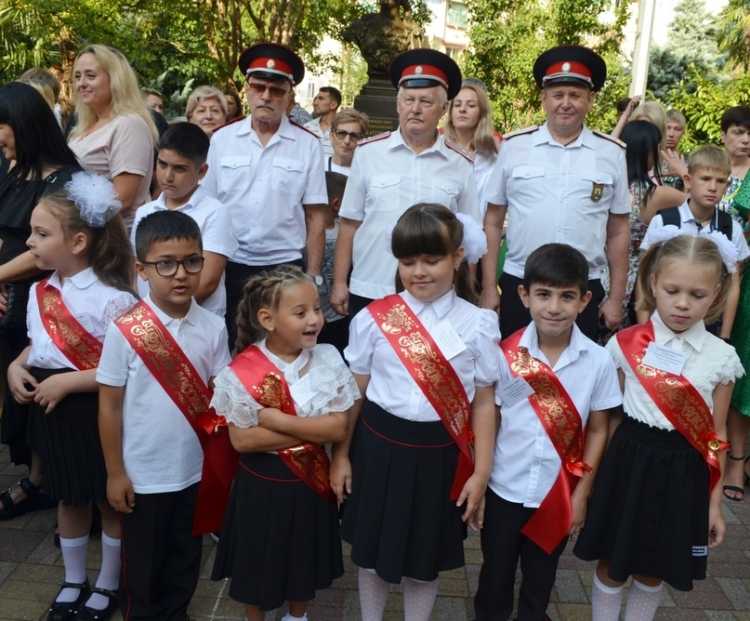 В День знаний казаки Центрального РКО города Сочи приветствовали учащихся казачьей школы №10 имени Сидора Белого
