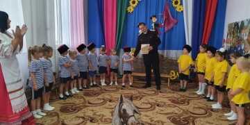 Бравые казачата - славных прадедов внучата!