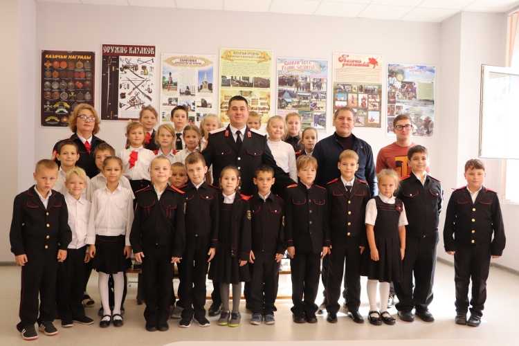 Лидер казачьей молодёжи совместно с представителем депутатского корпуса встретились с казачатами
