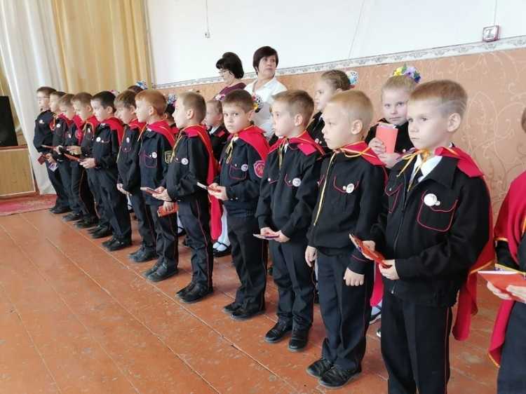 В Красноармейском районе учеников школы 15 приняли в казачата