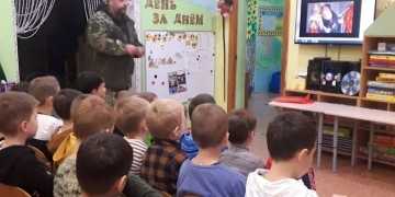 Казак-наставник рассказал казачатам об обряде «взятие под бурку»