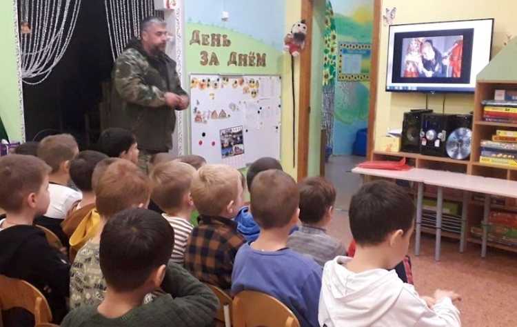 Казак-наставник рассказал казачатам об обряде «взятие под бурку»