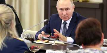 Президент России Владимир Путин высоко оценил выполнение казаками воинского долга в СВО