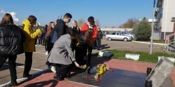 Выселковские казачата почтили память погибших сотрудников ОМВД