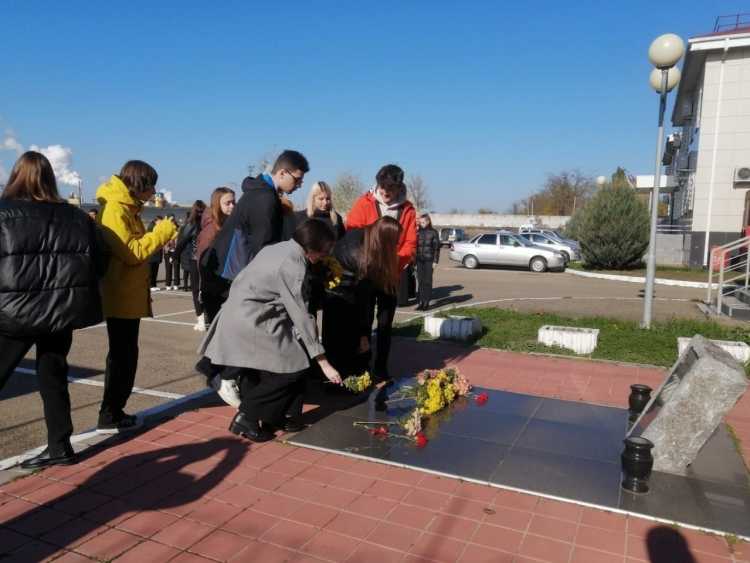 Выселковские казачата почтили память погибших сотрудников ОМВД