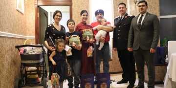 Активисты СКМК подарили сладкие подарки к новому году многодетным семьям казаков