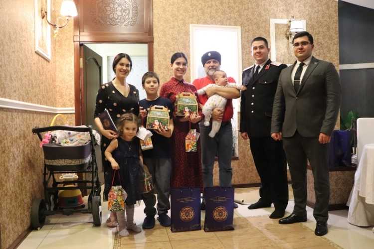Активисты СКМК подарили сладкие подарки к новому году многодетным семьям казаков