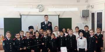 казак - наставник младших классов МБОУ СОШ №16 казак Захар Рыженко, ученик казачьего кадетского класса 11"П", провёл занятие в казачьем кадетском классе