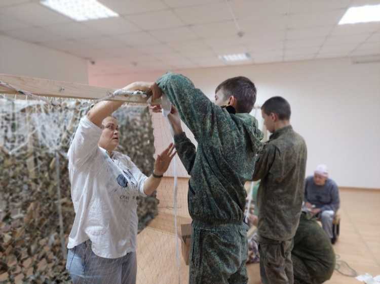 казачата участвуют в добровольческой акции для военнослужащих