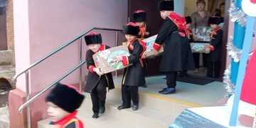 В Казачьем детском саду №33 "Родничок" станицы Новоплатнировской проведена акция "Новогодняя открытка солдату"