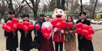 В Курганинском районе казачата поздравили женщин-казачек с праздником