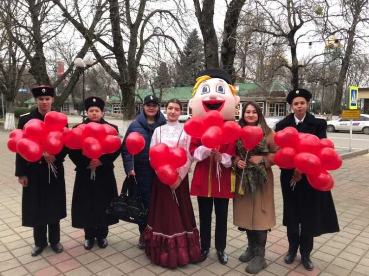 В Курганинском районе казачата поздравили женщин-казачек с праздником