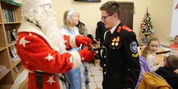 Кадеты Новороссийского казачьего кадетского корпуса получили подарочные казачьи нагайки