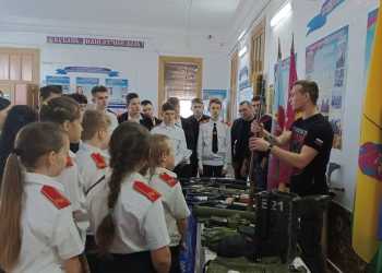Казачатам станицы Пластуновской показали элементы экипировки и обмундирования войск ВС РФ