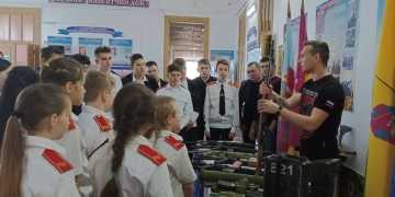 Казачатам станицы Пластуновской показали элементы экипировки и обмундирования войск ВС РФ