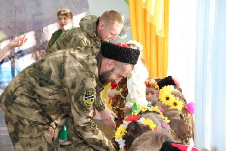 Казаки-добровольцы пришли в гости к казачатам Белореченского района