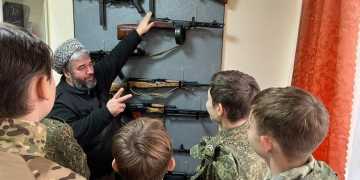 Сочинским казачатам показали музей казачьего штаба