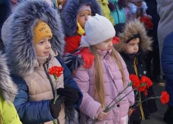 Ученики казачьей школы хутора Лосева возложили цветы к братской могиле
