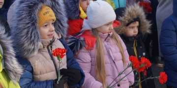 Ученики казачьей школы хутора Лосева возложили цветы к братской могиле