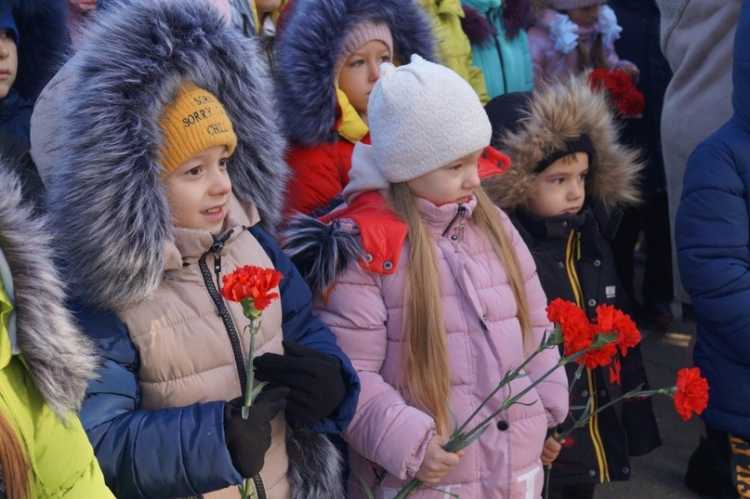 Ученики казачьей школы хутора Лосева возложили цветы к братской могиле
