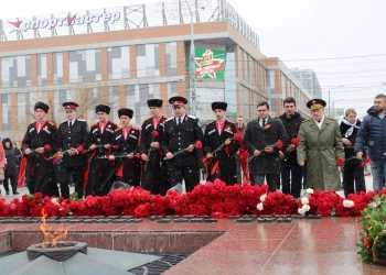 Казачья молодёжь приняла участие в памятной церемонии на Площади Героев в День защитника Отечества