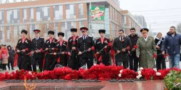 Казачья молодёжь приняла участие в памятной церемонии на Площади Героев в День защитника Отечества