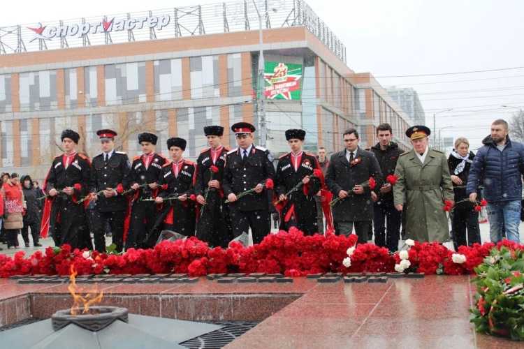 Казачья молодёжь приняла участие в памятной церемонии на Площади Героев в День защитника Отечества