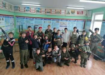 Казаки-наставники провели для воспитанников Центра казачьей культуры выставку современного снаряжения
