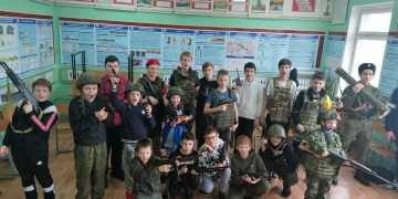 Казаки-наставники провели для воспитанников Центра казачьей культуры выставку современного снаряжения