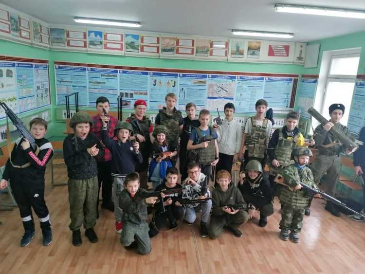 Казаки-наставники провели для воспитанников Центра казачьей культуры выставку современного снаряжения