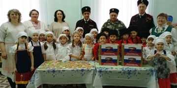 Казаки встретились с казачатами в детском саду №5 "Дубок" станицы Архангельской.