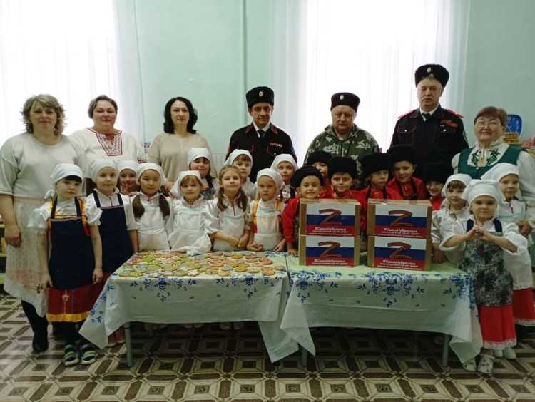 Казаки встретились с казачатами в детском саду №5 "Дубок" станицы Архангельской.