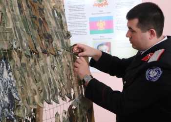 Лидер казачьей молодежи края вместе с казачатами принял участие в плетении маскировочных сетей для участников СВО